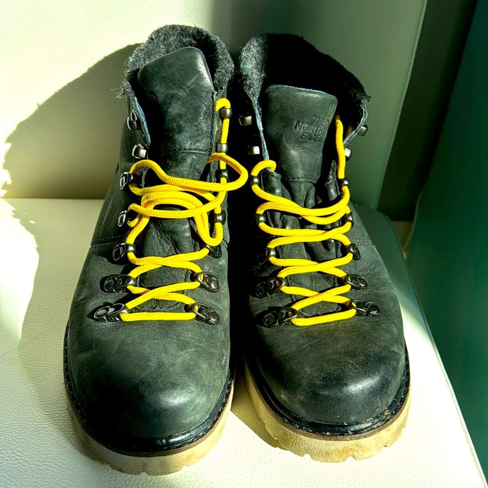 North Face men's size 9 waterproof hiking boots